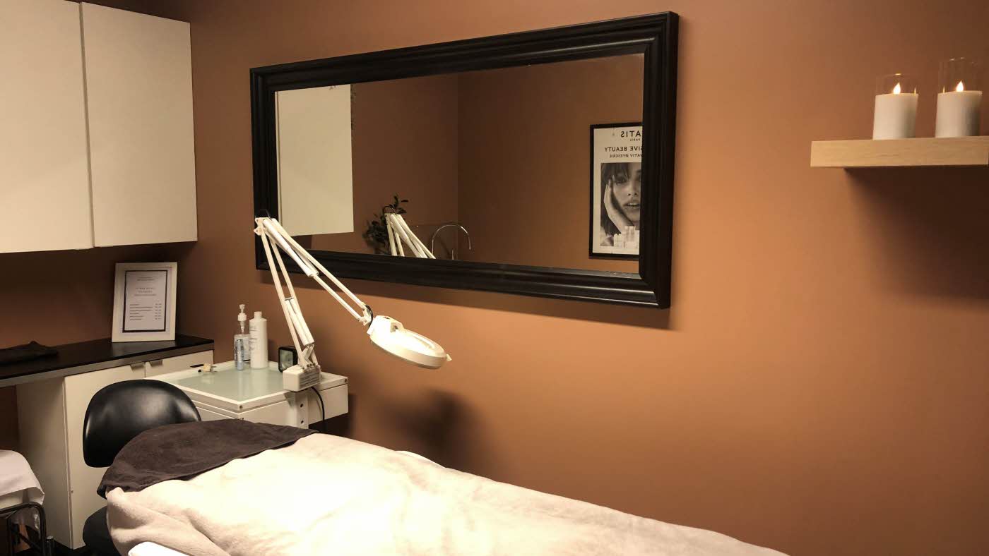 Behandlingsrom til hudpleie, brun vegg og speil