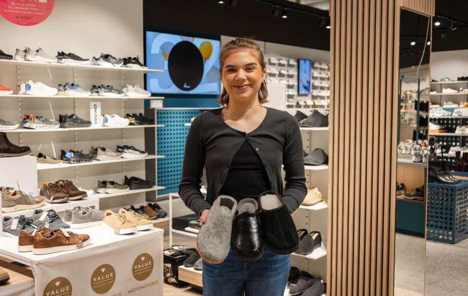 Dame fra Eurosko viser frem tøfler