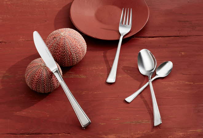 bilde av ett rødt bord med bestikk og en rød tallerkenen 