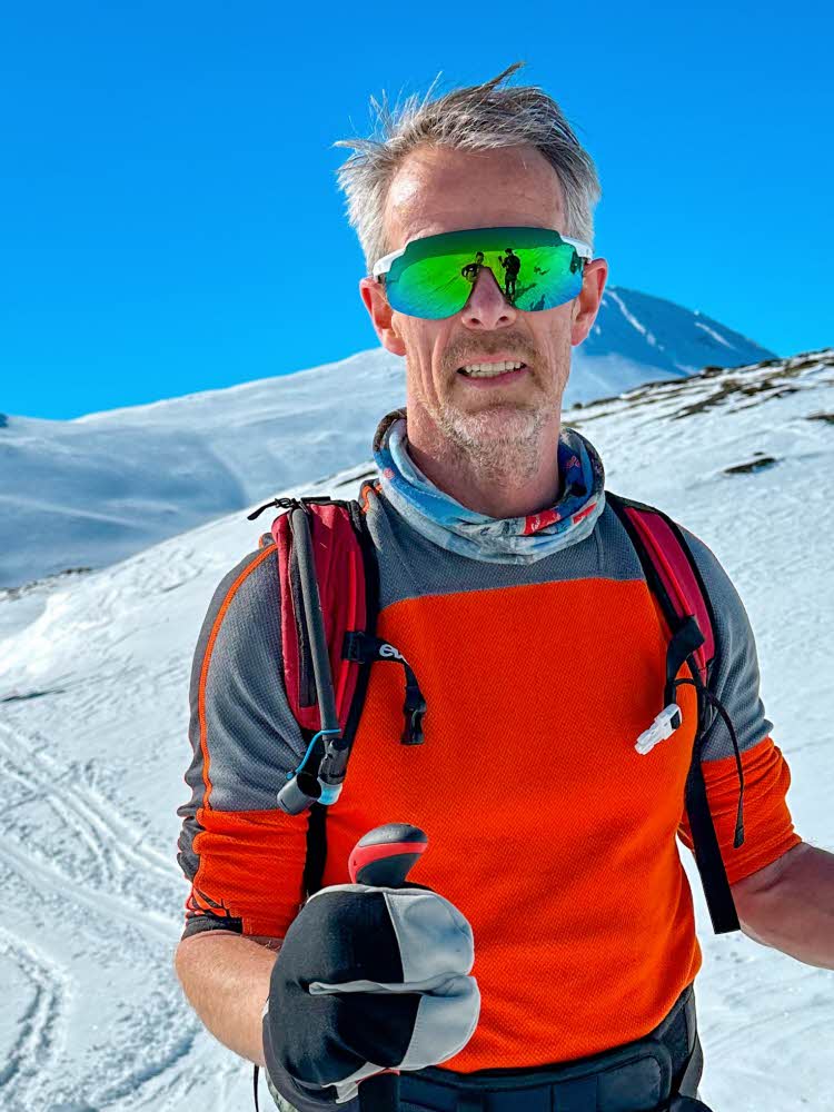 mann på ski med sportsbriller