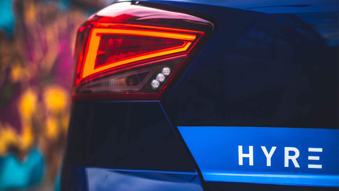 baksiden av bil med Hyre-logo på