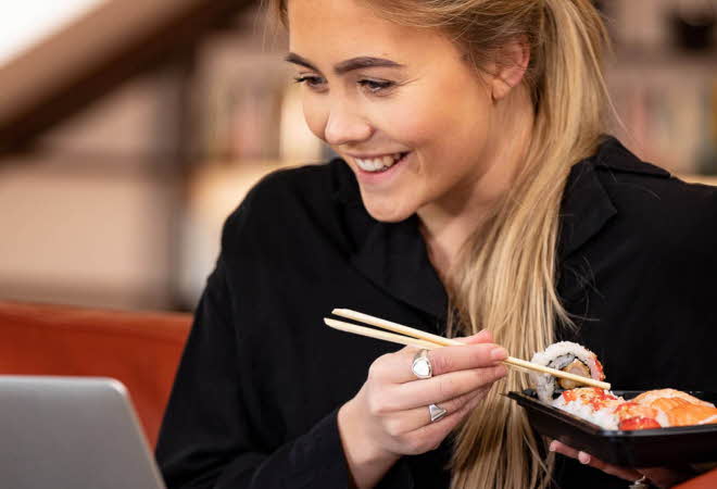 Student som spiser sushi fra Sabrura