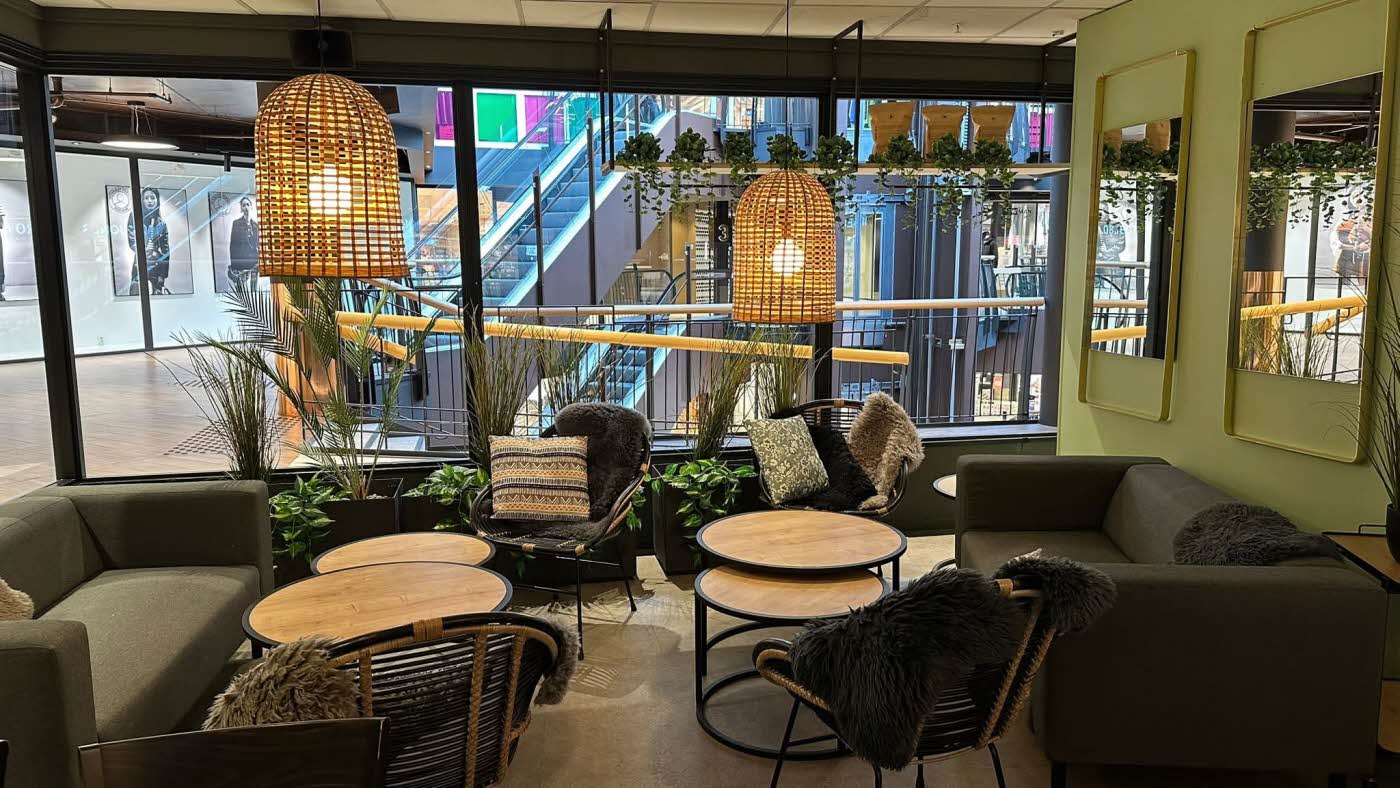 Bilde av sitteplasser i en kafe på et senter