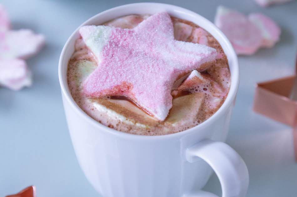 Kakaokopp med rosa og hvit marshmallow-stjerne oppi
