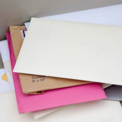 Bunke med brev og konvolutter i ulike farger