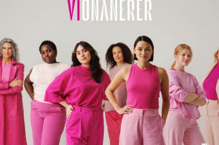7 kvinner kledd i rosa står og poserer med teksten "vi onanerer"
