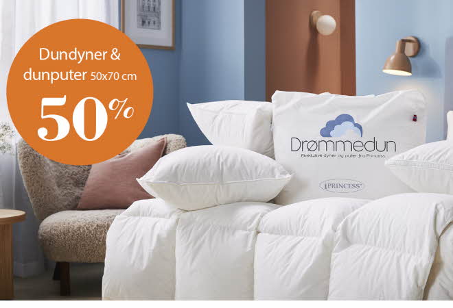 Lyseblått rom med hvite dyner ligger over en beige sofa