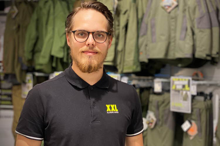 Martin Skogen står foran grønt turutstyr