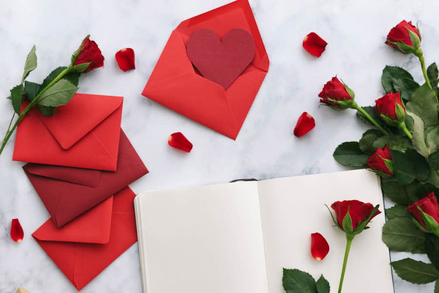 Hvordan fortelle noen at du er ellevill etter dem, uten at det blir klisjé? Jo, med litt humor og kreativitet. Se våre tips til hjemmelagde valentinskort.