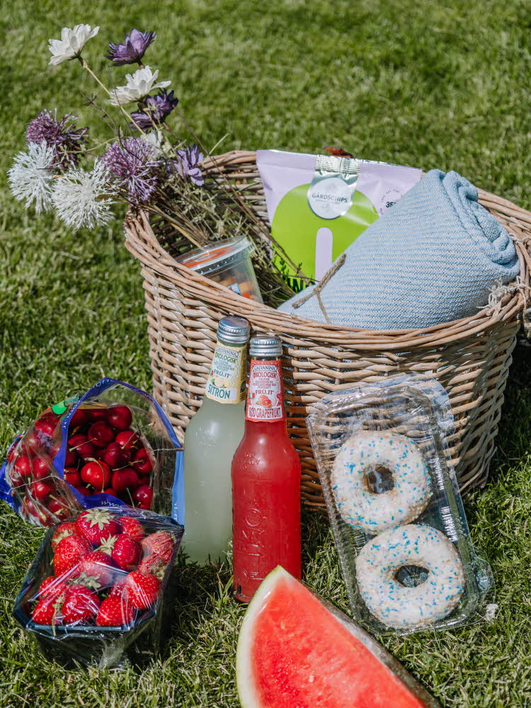 Piknikkurv på gresset