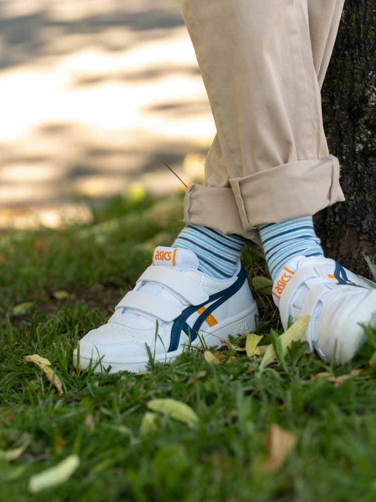 Hvite sko med detaljer til gutt