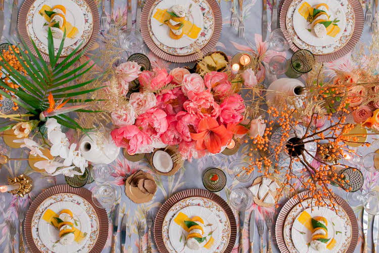 Oversiktbilde av bord dekket med fargerike blomster og tallerkener til 6 stykker
