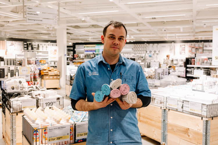 Mann som holder avfallsposer på rull fra Clas Ohlson