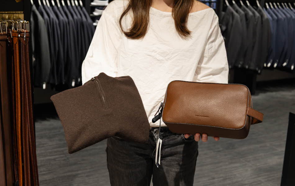 Dame fra Volt viser frem klær og toalettmappe