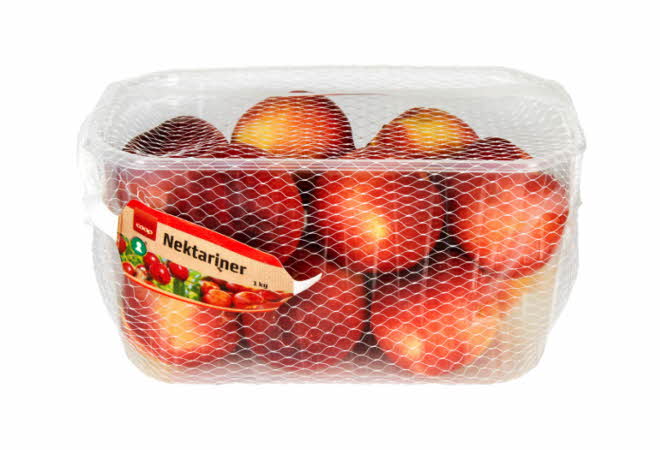 En plastbeholder med nektariner.
