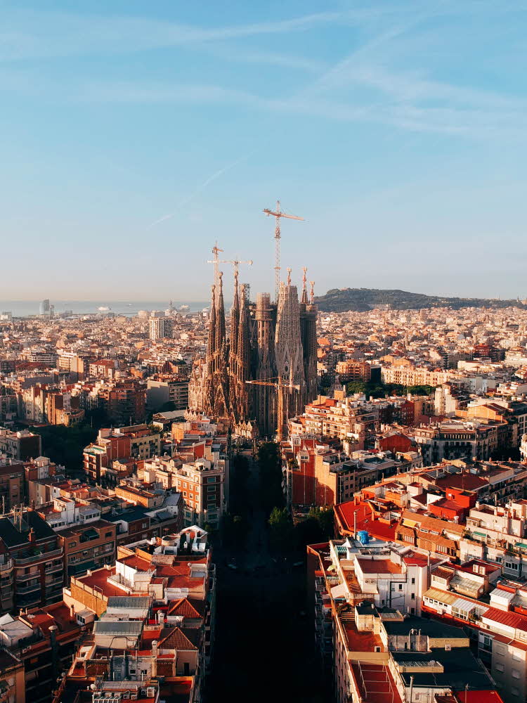 Barcelona by Sagrada Familia, blå himmel, storby.