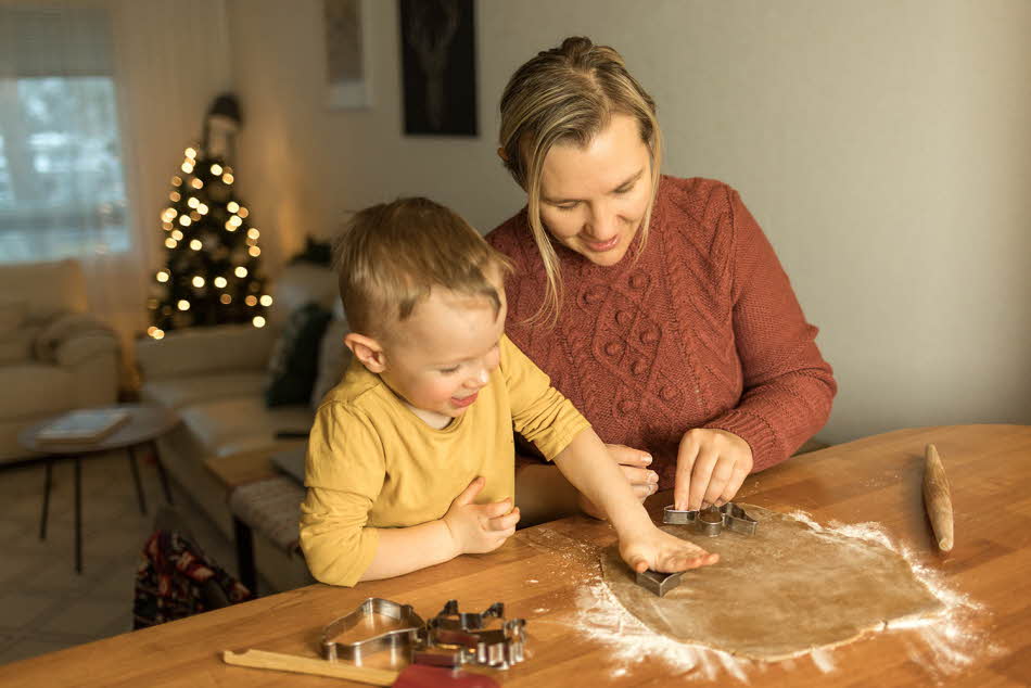 Mor og sønn baker pepperkaker