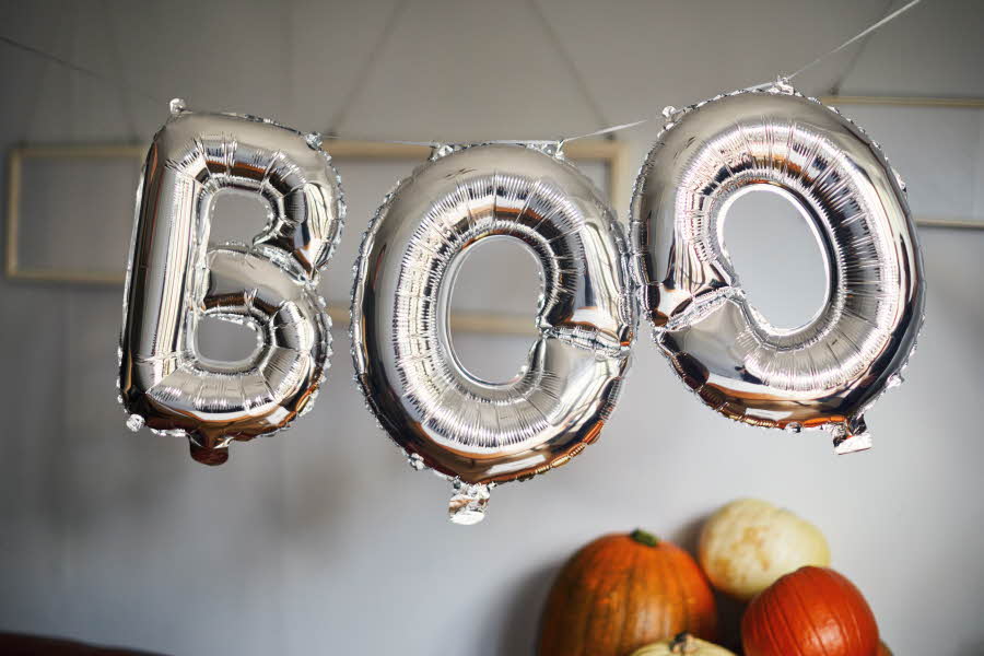 tre ballonger som utgjør ordet BOO