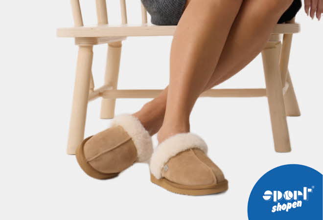 Slippers med hvit pelsfôr.