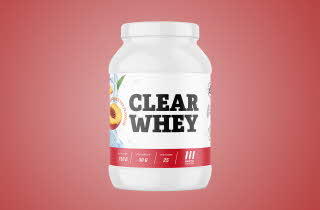 Clear Whey proteinpulver med ferskensmak mot en rød bakgrunn.