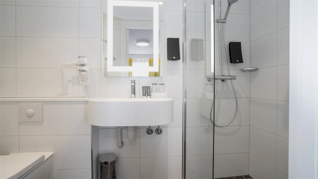 Bad med dusj i suite på Thon Hotel Moldefjord