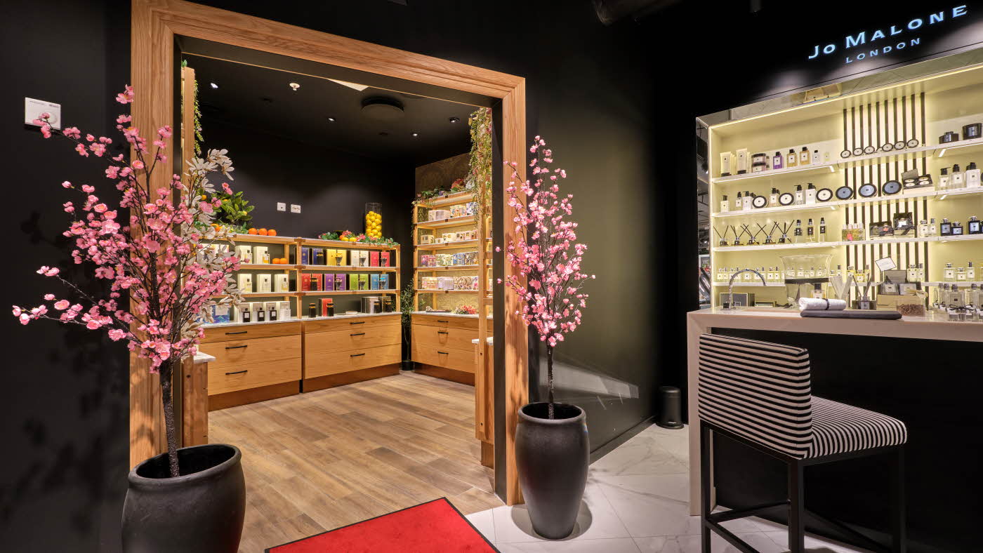 Rom med rosa planter på hver side av inngangen