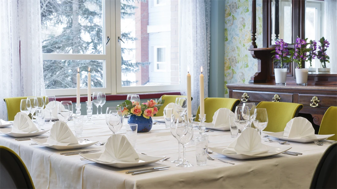 Dekket bord i restaurant på Thon Hotel Hallingdal i Ål. 