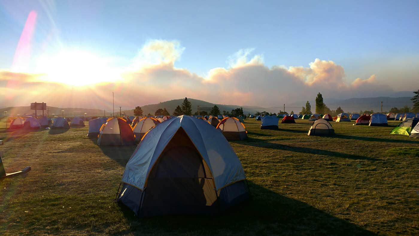 Flere telt som på ei gresslette med blå himmel