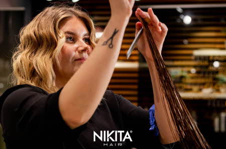 frisør hos nikita klipper hår