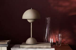 En bordlampe som står på to bøker på et bord