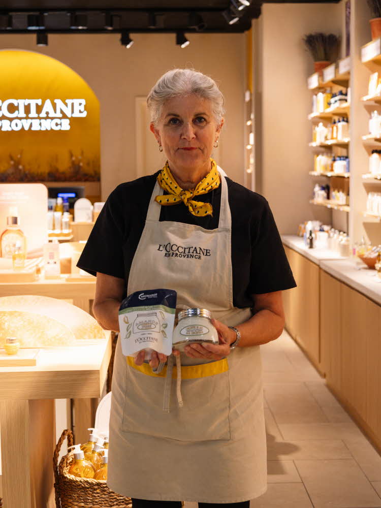 Dame fra L'Occitane holder produkter
