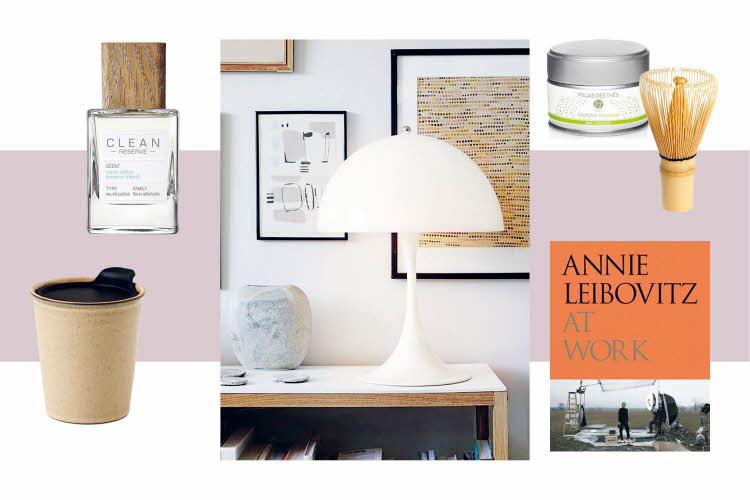 Parfymeflaske, termokopp, Hyllemed Panthella bordlampe, en vase og bilder på veggen i bakgrunnen, matcha te og visp, bok.