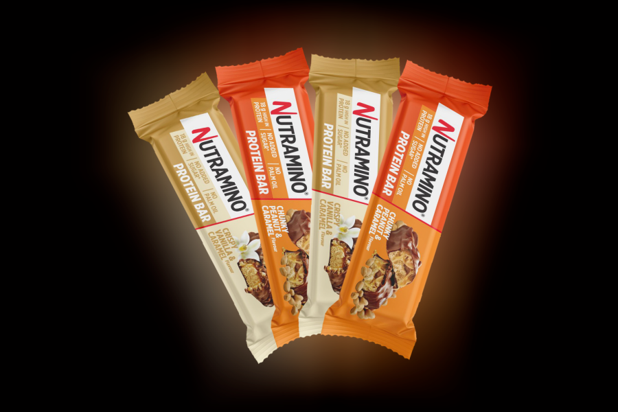 Dame som holder opp to Nutramino Proteinbar  i smaken Chunky Peanut & Caramel og Crispy Vanilla & Caramel