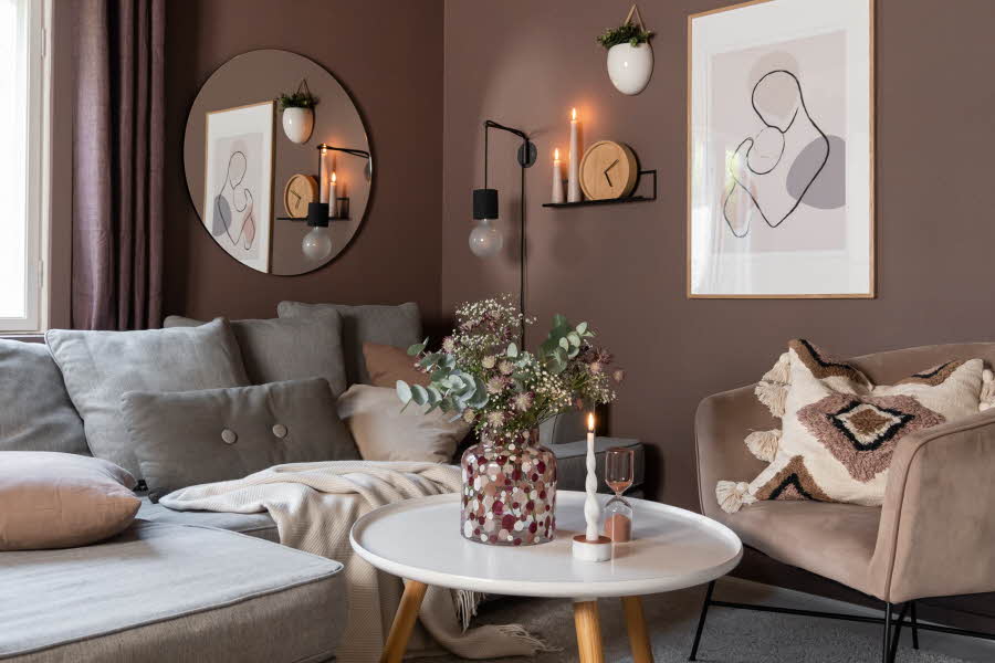 Brunt stuerom med grå sjeselong sofa og rundt hvitt sofabord