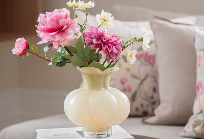 bilde på en stilkblomster i en hvit vase