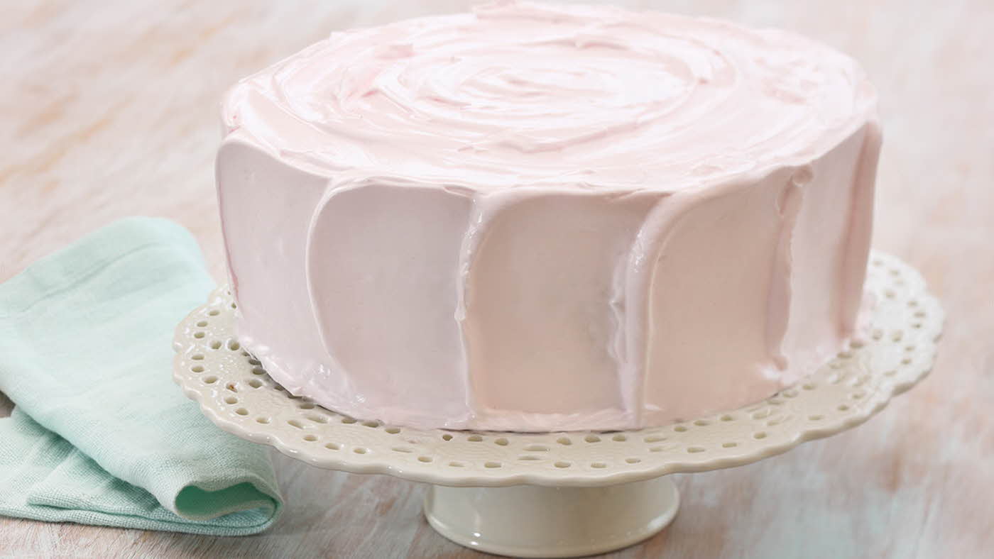 Rosa kake på hvitt fat