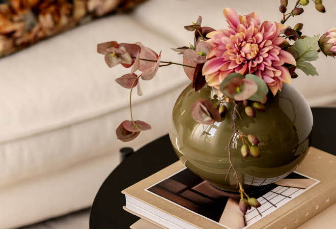 bilde av stilkblomster i en vase