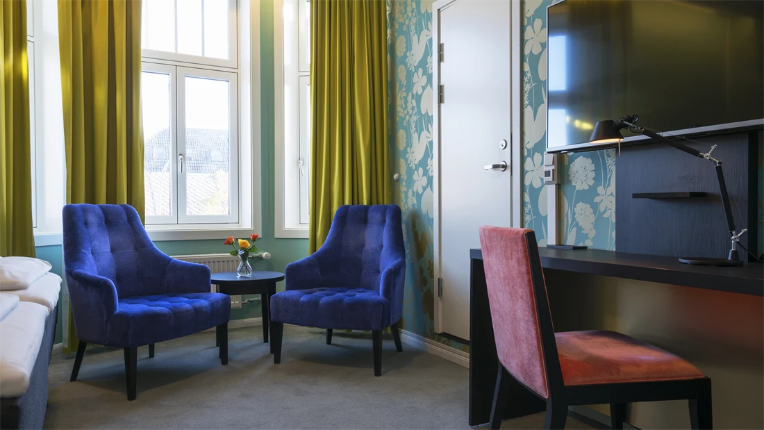 Skrivebord, TV og stoler i twin rom på Thon Hotel Nidaros