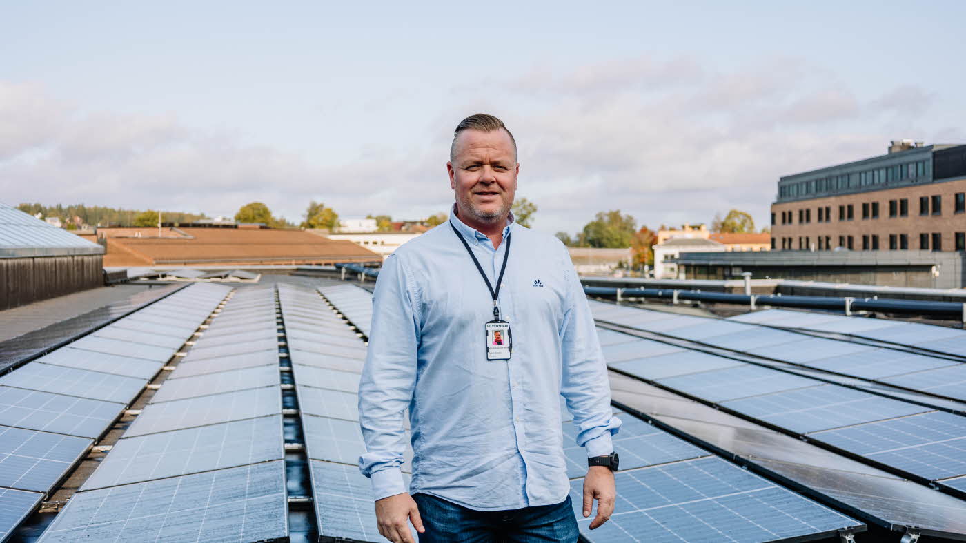 Øystein på taket, foran solcellepanel