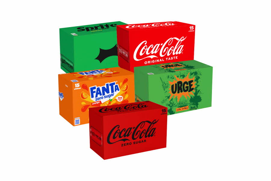 Fem pakker med brusbokser fra Coca Cola, Urge, Sprite og Fanta