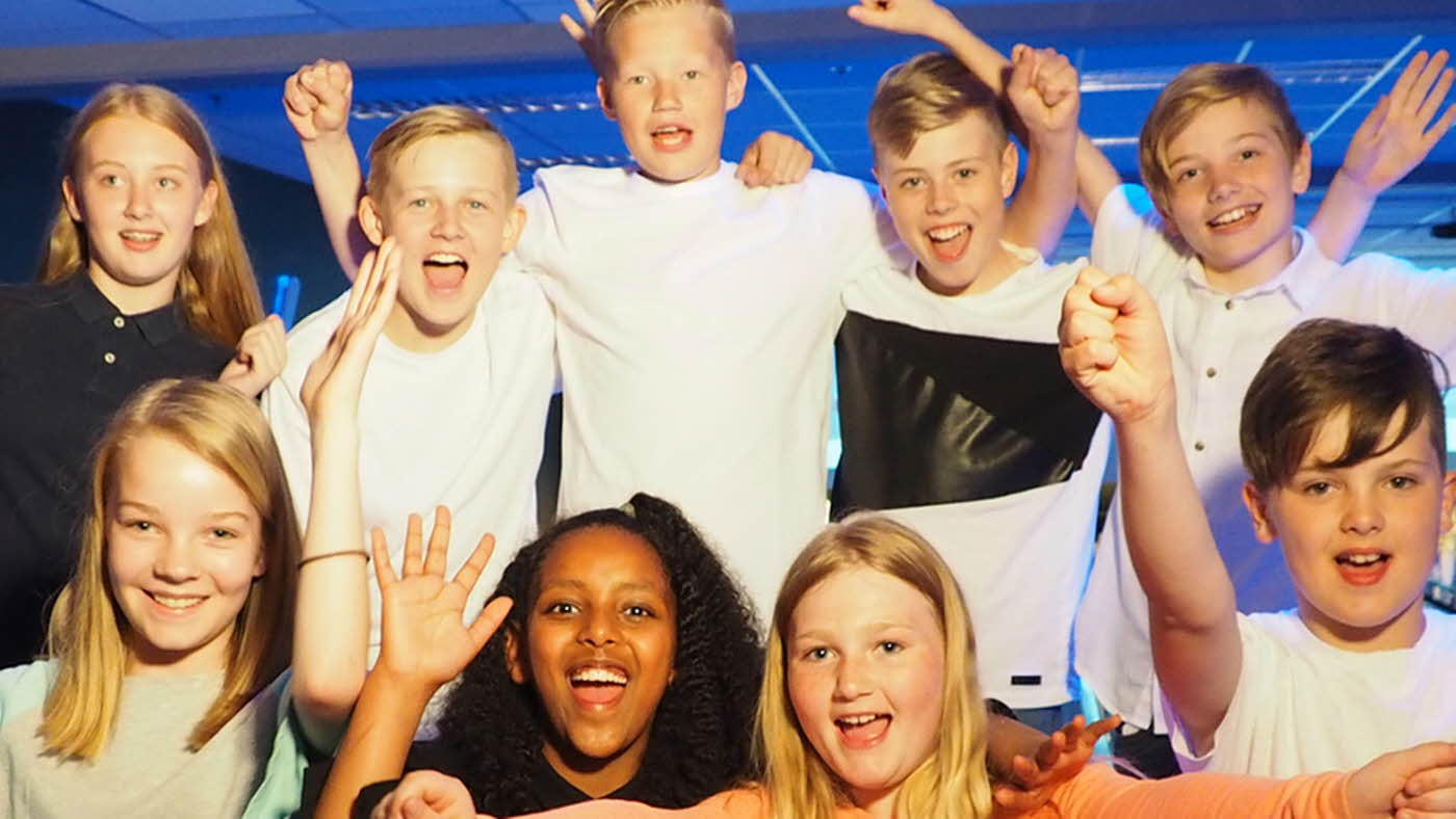 Barn som smiler til kamera hos Lucky Bowl