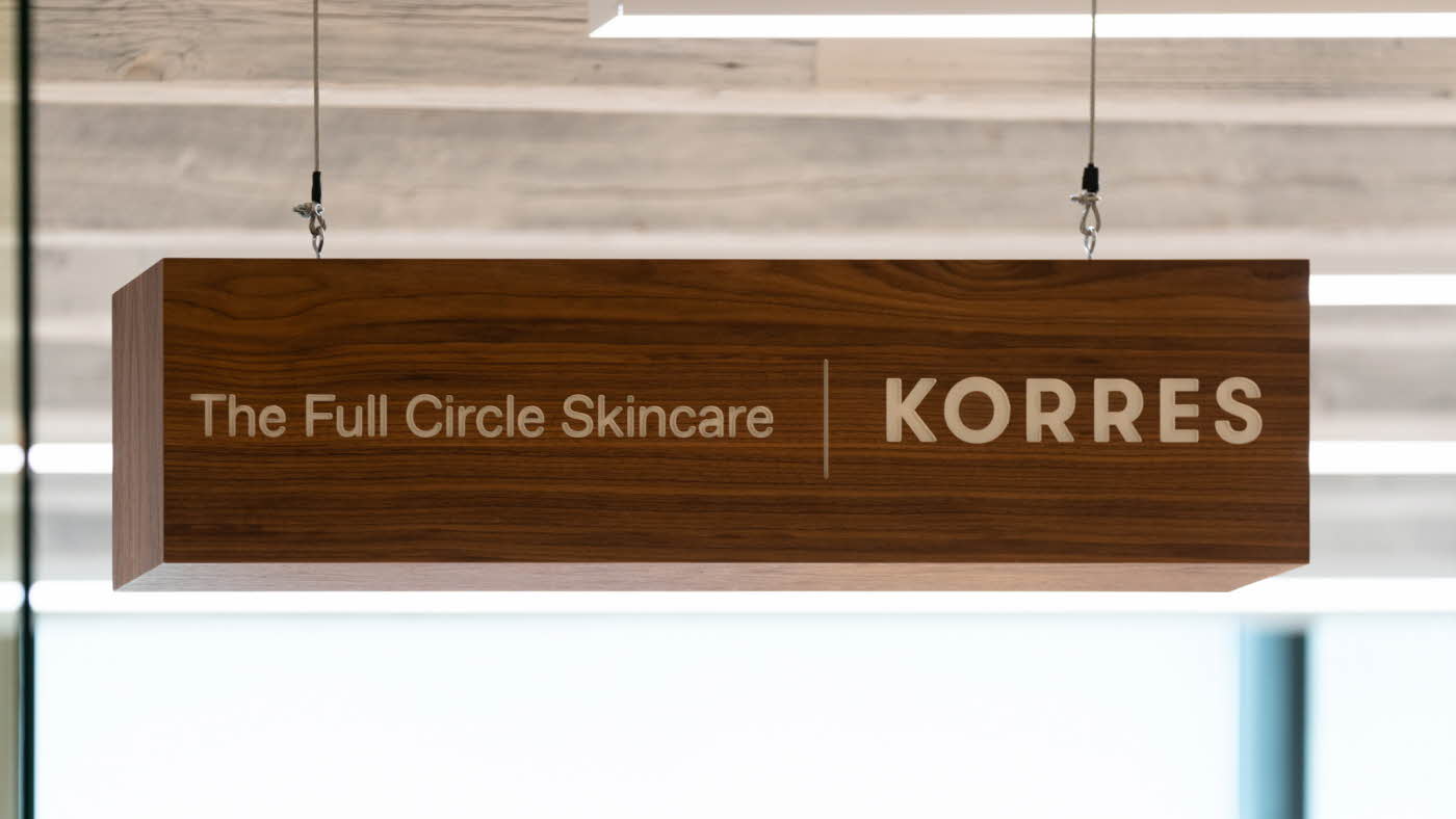 Korres skilt i taket