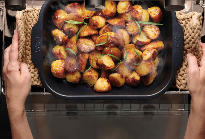 bilde av en ildfast form med poteter oppi 