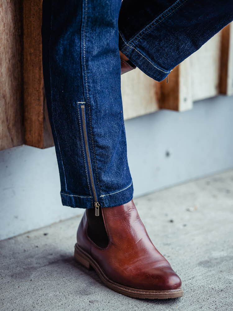Bilde jeanskledde ben og brune boots.