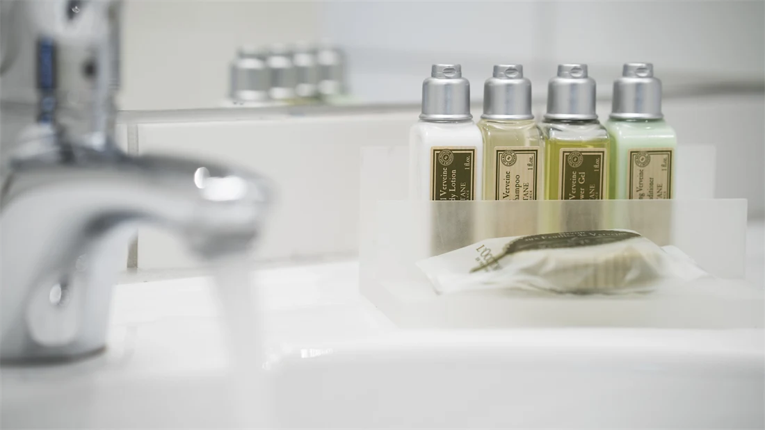 vask på bad med toalettartikler på suite på thon hotel lofoten 