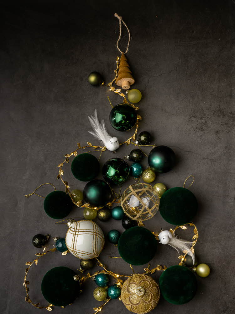 Et utvalg julekuler formet som et juletre, i grønt og gull
