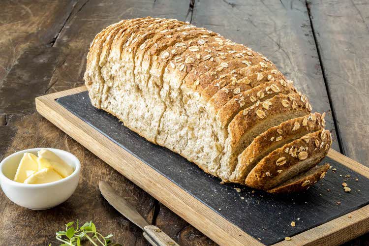 Grovt havrebrød på brett