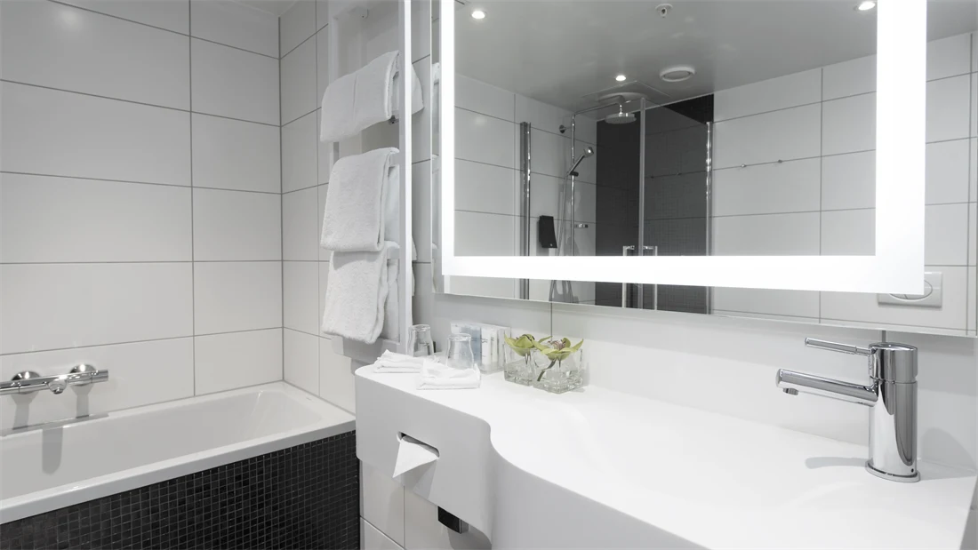 Bad med badekar, dusj, dobbelt vask og stort speil på bad i buisness room på Thon Hotel Rosenkrantz Oslo, som ligger i Oslo sentrum
