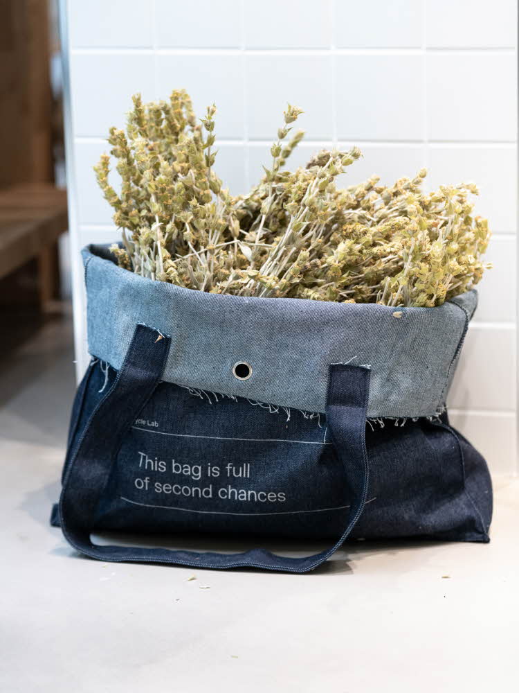 Tøypose med tørkede urter på gulvet