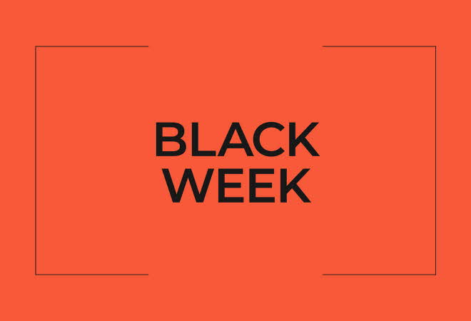 Oransje bakgrunn med teksten "black week" i sort på midten.